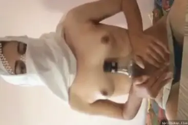 Cewek cantik sadis masukin botol bir ke memek