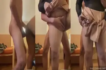 Cewek nakal nungging manja siap dientot