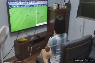 Lagi nonton bola malah ditindih pacar diajak ngentot