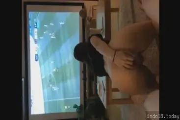 Sambil Nonton Bola Tetep Ngentot Pacar